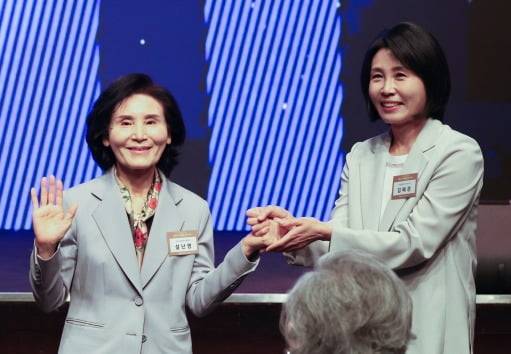 12일 서울 중구 신라호텔에서 열린 ‘중앙신도회 창립70주년 기념식’에서 이재명 더불어민주당 대선 후보의 부인 김혜경 씨와 김문수 국민의힘 대선 후보의 부인 설난영 씨가 악수하고 있다.(이솔 기자)