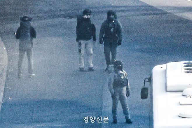 윤석열 대통령에 대한 고위공직자범죄수사처의 2차 체포영장 집행이 임박한 지난 1월12일 서울 한남동 대통령 관저에서 헬멧과 전술복 등을 착용한 경호처 관계자들이 경내를 살펴보고 있다. 성동훈 기자