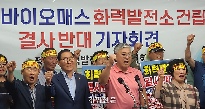 정읍폐목재화력발전소 반대대책위원회 주민들이 20일 전북도의회에서 기자회견을 열고 “유해성 때문에 사용이 제한된 연료를 정읍 같은 농촌 지역에 들여오는 것은 명백한 환경적 이중잣대이자 차별”이라고 비판하고 있다. 김창효 선임기자