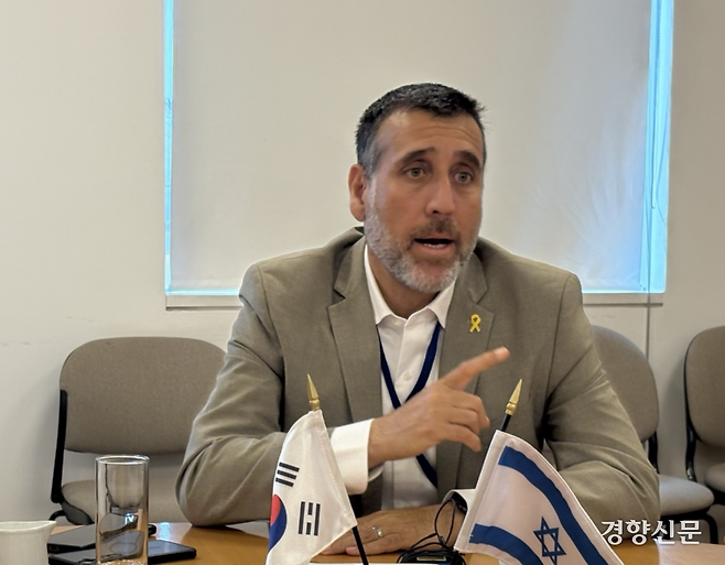 아비브 에즈라 이스라엘 외교부 아시아·태평양 담당 국장이 19일(현지시간) 예루살렘 외교부 청사에서 기자들과 만나 대화하고 있다. 예루살렘 | 김희진 기자