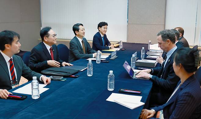 안덕근 산업통상자원부 장관은 지난 16일 제주 서귀포시 제주국제컨벤션센터에서 제이미슨 그리어 미국 무역대표부(USTR) 대표와 면담을 통해 1일 개최된 기술협의 경과를 점검하고 이에 대한 양국 입장을 교환하는 한편, 다음 주 기술협의를 개최하여 6개 분야에 대해 본격 협의해 나가기로 합의했다. 산업통상자원부 제공