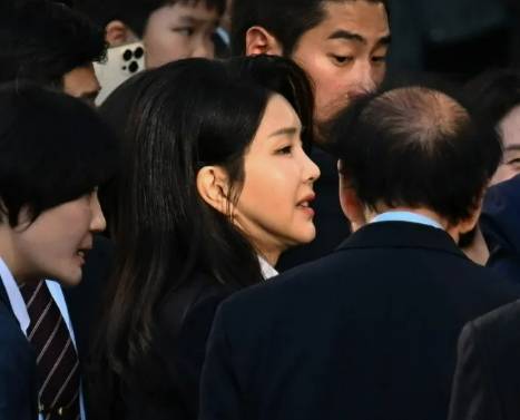 김건희 여사가 지난달 11일 서울 서초구 아크로비스타 사저로 향하고 있다. 사진공동취재단