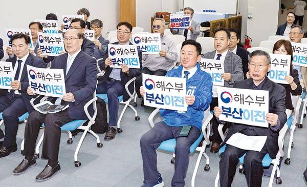 더불어민주당 중앙선거대책위원회가 20일 부산시의회에서 ‘조선산업 일원화를 중심으로’라는 주제로 ‘해수부 확대 부산이전 워크숍’을 열고 있다.     전민철 기자 jmc@kookje.co.kr