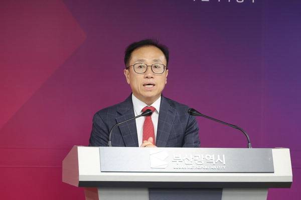 부산시 김광회 미래혁신 부시장이 20일 부산시청에서 국토교통부에 가덕도신공항 부지 조성공사 후속조처를 즉각 시행해달라고 요청하는 기자회견을 하고 있다. 부산시 제공