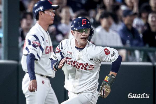 20일 부산 사직구장에서 열린 LG와 3연전 첫 경기에 롯데 타자 전민재가 3루를 돌아 홈으로 뛰어가고 있다. 롯데 자이언츠 제공