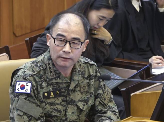 곽종근 전 육군 특수전사령관이 2월6일 서울 종로구 헌법재판소에서 열린 윤석열 대통령 탄핵 심판 6차 변론에 증인으로 출석해 피청구인인 윤 대통령 측 대리인들의 질문에 답하고 있다. 헌법재판소 제공