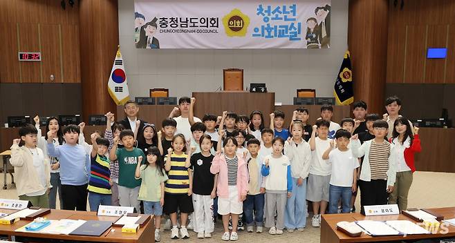 충남도의회는 20일 천안 신방초등학교 학생 33명과 지도교사 4명이 참여한 가운데 ‘청소년 의회교실’을 개최했다.&nbsp;