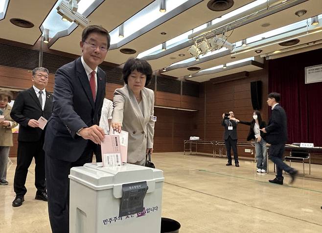 제21대 대통령 선거 재외투표가 시작된 20일 박철희 주일 한국대사(왼쪽)가 부인과 함께 일본 도쿄 미나토구 민단 한국중앙회관에 마련된 재외투표소에서 투표하고 있다. 연합뉴스