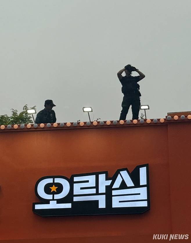 20일 경기 김포 구래동 문화의거리에 이재명 후보 보호를 위한 경계 인력이 배치됐다. 송금종 기자&nbsp;