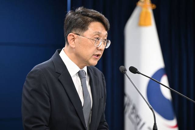 SK텔레콤 침해사고 민관합동조사단장을 맡고 있는 최우혁 과학기술정보통신부 정보보호네트워크정책관이 19일 서울 종로구 정부서울청사에서 민관 합동 2차 조사 결과를 발표하고 있다. 윤웅 기자