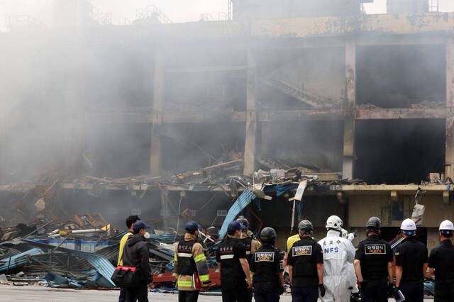 금호타이어 광주공장 화재 발생 사흘째인 19일 광주 광산구 금호타이어 2공장에서 국과수, 경찰, 소방 등 관계자들이 화재 현장을 조사하고 있다. 연합뉴스