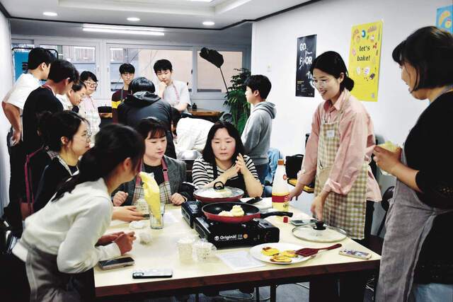 지난 15일 서울 중구 남산다눔교회 주방에서 열린 공유주방장 베이킹 클래스 모습. 교회 제공