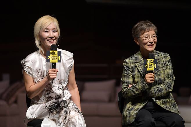 배우 이혜영이 19일 명동예술극장에서 연출가 박정희 국립극단 예술감독과 함께 ‘헤다 가블러’ 기자간담회에 참석하고 있다.         (c)국립극단