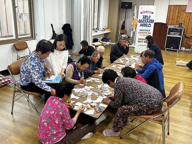 경북 산불 피해지역 주민들이 재난심리 지원 서비스를 받는 모습.   경북도 제공