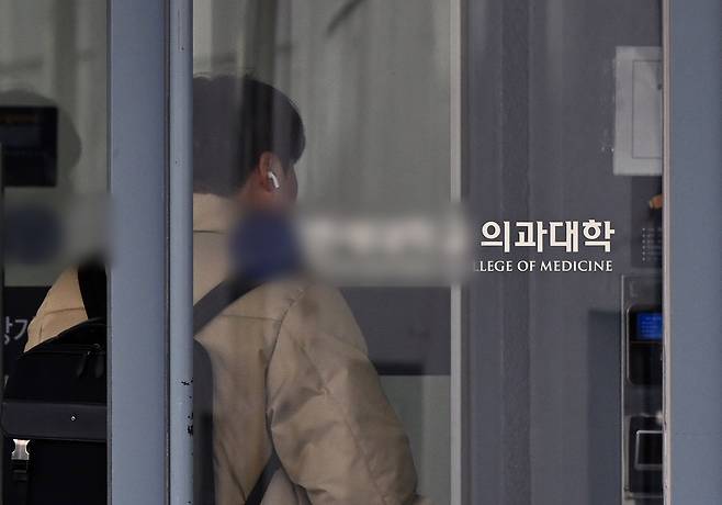 지난 3월 서울 시내의 한 의과대학에서 한 의대생이 건물 안으로 들어가는 모습. 최현규 기자