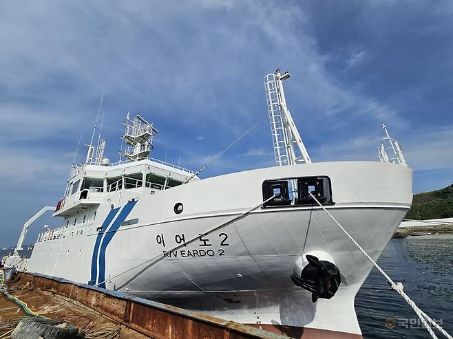 초록색 갑판 위에 하얀 선체를 얹은 이어도2호는 일반 선박과는 다른 인상을 풍긴다. 측면에는 KIOST 로고가 선명히 새겨져 있고, 넓은 갑판 곳곳에 관측 장비 설치를 위한 구조물이 드러나 있다. 상단의 브리지는 사방을 조망할 수 있도록 개방형 구조로 설계됐으며, 정밀 탐사용 안테나와 위성통신 장비도 함께 설치돼 있다.