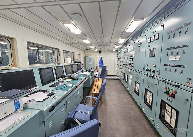 모니터 수십 대가 일렬로 배치된 이어도2호의 기관제어실. 엔진 출력부터 전기 설비, 추진 방향까지 선박의 모든 주요 시스템이 이곳에서 관리된다.