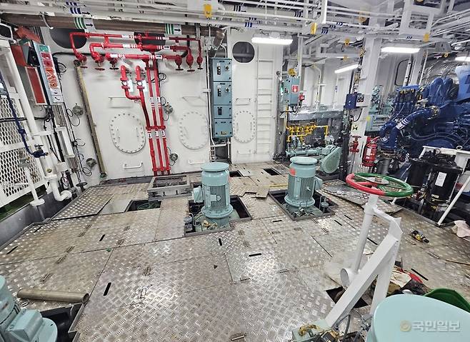 이어도2호 내부 기관실. 친환경 전기 추진을 위한 발전기, 엔진, 배관 시스템이 조밀하게 구성돼 있다.