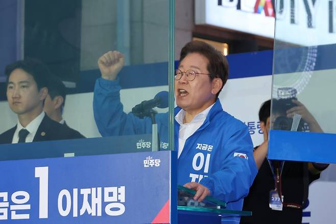 이재명 더불어민주당 대선 후보가 19일 서울 마포구 KT&G 상상마당 앞에서 방탄유리가 설치된 유세차에 올라 연설하고 있다. 연합뉴스