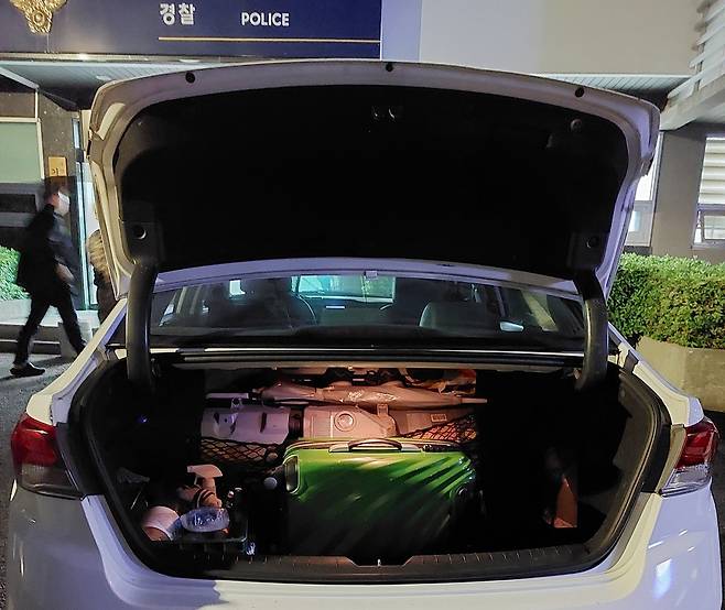 택시 트렁크에 남겨져 있던 노부부의 여행용 캐리어. 경찰은 4시간 추적 끝에 이 가방을 되찾았다. 부산기장경찰서 기장지구대 제공