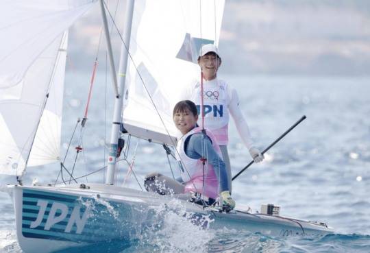 2024 파리 올림픽 요트 470급에서 은메달을 획득한 일본 오카다 케이주-요시오카 미호조