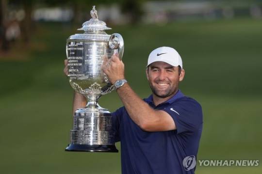 우승 트로피 든 스코티 셰플러