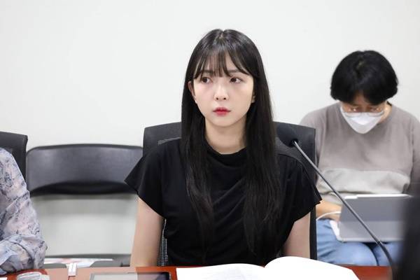 ▲지난해 9월30일 국회에서 진행된 '국회에 간 아이돌, K팝의 성공 뒤에 가려진 아동·청소년의 노동과 인권' 토론회에는 연습생 생활과 아이돌 데뷔 경험이 있는 당사자들이 직접 참석했다. 전 단발머리 멤버이자 K팝 연구자 허유정씨.사진=아동·청소년미디어인권네트워크 제공.