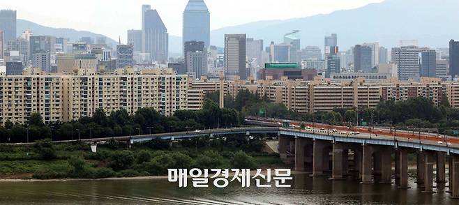 이번에 토지거래허가구역으로 재지정 된 서울 강남구 압구정동에 있는 현대아파트 전경 [김호영 기자]