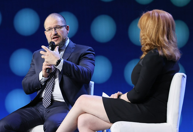 지난 2024년 미국 라스베이거스에서 열린 CES 2024 퀄컴 키노트에서 크리스티아누 아몽 퀄컴 최고경영자(CEO)가 대담을 나누고 있다. [사진 = CES2024]