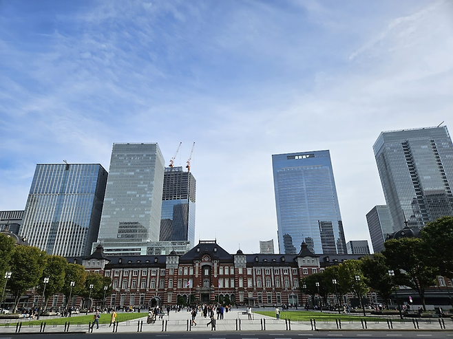 일본 도쿄역 뒷편으로 늘어선 신축 대형 빌딩들. [도쿄 = 이승훈 특파원]