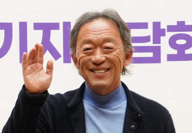 19일 부산콘서트홀에서 ‘라 스칼라 극장 음악감독 취임 기념 기자간담회’를 열고 손을 흔들어 보이는 정명훈. [사진 = 부산콘서트홀]