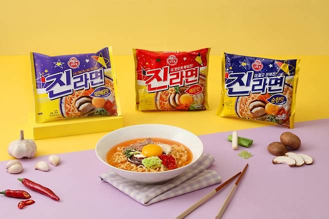오뚜기 진라면 약간매운맛(왼쪽). [사진제공=오뚜기]