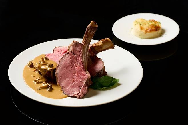 프레데릭 에리에 셰프의 ‘도피누아즈 감자 그라탕과 송아지 갈비 구이’ / 사진=롯데호텔앤리조트