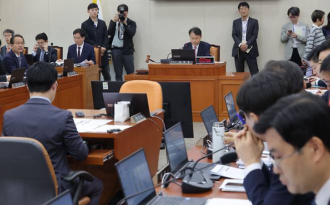 지난달 28일 국회에서 열린 정무위원회 전체회의 모습. [연합뉴스]