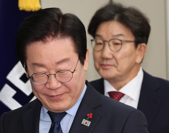 이재명 더불어민주당 대표가 5월 18일 오후 서울 여의도 국회에서 예방한 국민의힘 권성동 대표 권한대행 겸 원내대표를 만나 자리로 향하고 있다. (출처=연합뉴스)