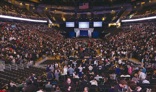 워런 버핏 버크셔해서웨이 회장 겸 최고경영자(CEO·95)는 제60회 연례 주주총회에서 주주 4만여명이 운집한 가운데 은퇴를 선언했다. 참석자들은 이내 박수로 60년 투자 현역의 은퇴를 축하했다. (AP=연합뉴스)