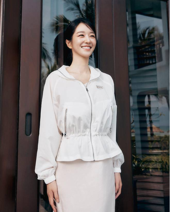 서예지가 허리 라인을 강조한 듀베티카의 화이트 윈드브레이커 재킷에 미니멀한 스커트를 매치해 청순한 분위기를 더했다. 사진=데이지드 제공