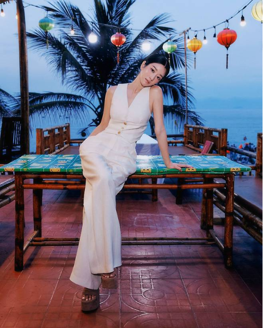 서예지는 화이트 베스트와 와이드 팬츠 셋업을 입고 나무 테이블에 걸터앉은 채 미소를 지어보이며, 마치 프랑스 영화 속 여주인공을 연상케 하는 클래식 무드를 발산했다.사진=데이즈드 제공