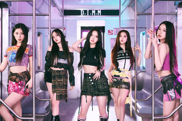 VVS는 지난 19일 데뷔 첫 미니앨범 ’D.I.M.M(Diamonds In My Mouth)’을 발매하며 K팝 걸그룹 지형을 흔들고 있다.
