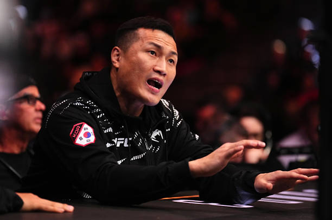 정찬성이 2024년 12월 미국 네바다주 패러다이스 티모바일 아레나 UFC 310 메인카드 제1경기 세컨드로서 최두호한테 페이스 조절을 요구하고 있다. 사진=TKO