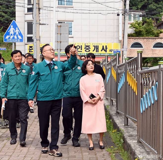 (서울=뉴스1) = 이한경 행정안전부 재난안전관리본부장이 14일 충북 청주시 봉덕초등학교를 방문해 어린이 보호구역 교통안전시설을 점검하고 있다. (행정안전부 제공. 재판매 및 DB 금지) 2025.5.14/뉴스1  Copyright (C) 뉴스1. All rights reserved. 무단 전재 및 재배포,  AI학습 이용 금지. /사진=(서울=뉴스1)