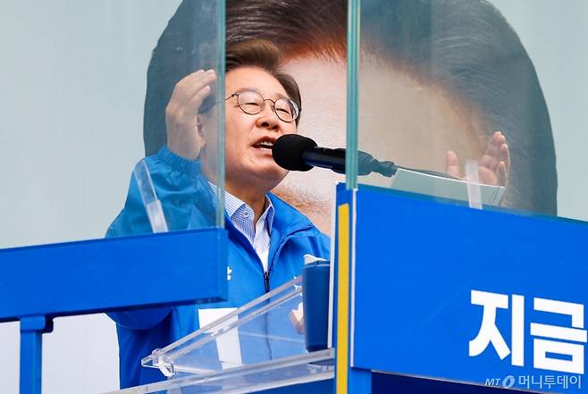 (의정부=뉴스1) 안은나 기자 = 이재명 더불어민주당 대통령 후보가 수도권 표심잡기에 나선 20일 경기 의정부시 로데오거리를 찾아 방탄 유리막 안에서 지지를 호소하고 있다. 2025.5.20/뉴스1  Copyright (C) 뉴스1. All rights reserved. 무단 전재 및 재배포,  AI학습 이용 금지. /사진=(의정부=뉴스1) 안은나 기자