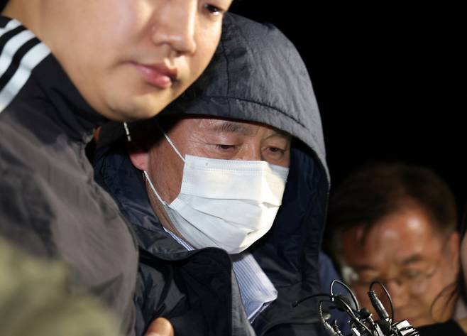 '시흥 흉기 공격' 용의자 차철남이 19일 오후 경기 시흥시 장곡동 시흥경찰서로 압송되는 모습. /사진=뉴스1.