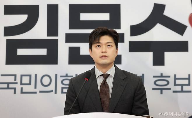 [서울=뉴시스] 권창회 기자 = 김용태 국민의힘 비상대책위원장이 20일 오전 서울 여의도 국회에서 열린 긴급 기자회견에서 대통령 후보의 배우자 TV 토론을 제안하고 있다. 2025.05.20. kch0523@newsis.com /사진=권창회