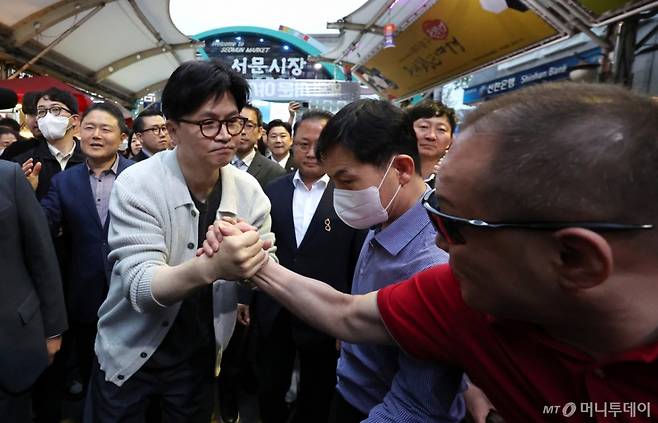 [대구=뉴시스] 이무열 기자 = 한동훈 제21대 대통령 선거 국민의힘 경선 후보가 20일 대구 중구 서문시장 야시장을 찾아 지지자와 인사를 나누고 있다. 2025.04.20. lmy@newsis.com /사진=이무열