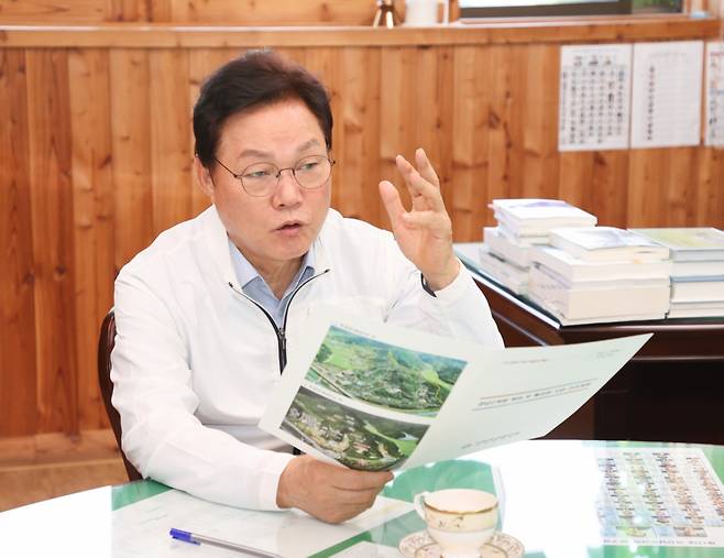 박완수 경남도지사가 경남수목원을 찾아 활성화 사업을 점검하고 있다./사진제공=경남도