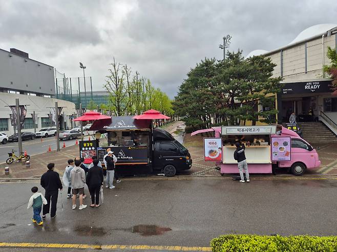 성남시가 오는 24일 부산아이파크와의 경기부터 성남FC 홈구장 내 4곳 매점과 4개 푸드트럭에 다회용기를 전면 도입한다. /사진제공=성남시