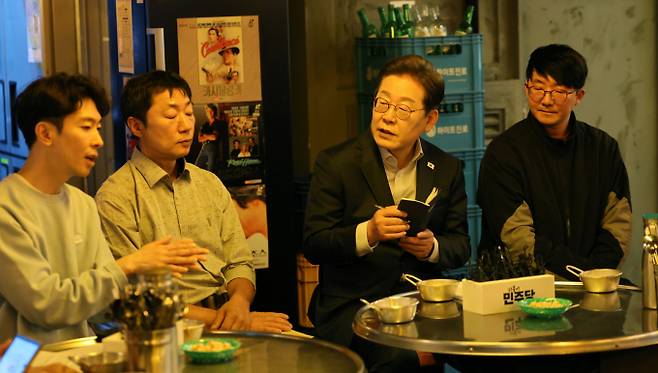 이재명 후보는 법정 근로시간 단축을 통한 실질적 노동시간 감축에 초점을 맞췄다. 사진은 이재명 더불어민주당 대선후보가 지난 1일 서울 종로구의 한 포장마차에서 열린 배달라이더, 택배기사 등 비(非)전형 노동자들과 간담회에서 노동자들과 탄산음료로 건배하고 있는 모습. /사진=뉴시스