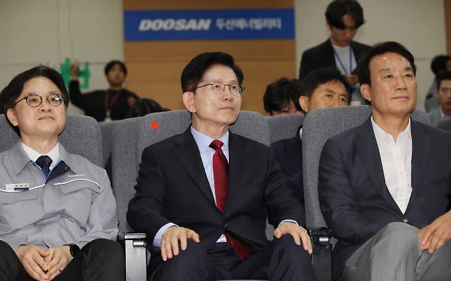 반면 김문수 후보는  '기업하기 좋은 나라'를 만들겠다며 총 근로시간은 유지하돼 유연근무 확대를 통한 주 4.5일제를 제시했다. 사진은 김문수 국민의힘 대선 후보가 지난 14일 경남 창원시 두산에너빌리티를 방문해 설명을 듣고 있는 모습. /사진=뉴시스