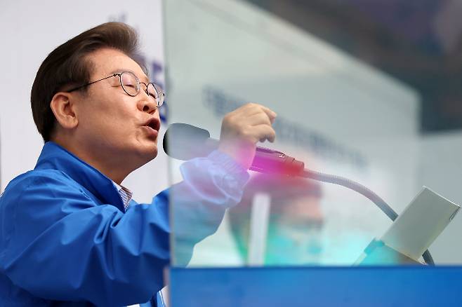 더불어민주당이 20일 이재명 대선 후보의 테러 협박을 조롱한 국민의힘을 비판했다. 사진은 이날 경기 의정부에서 방탄유리 뒤에서 연설 중이 이 후보. /사진=뉴시스